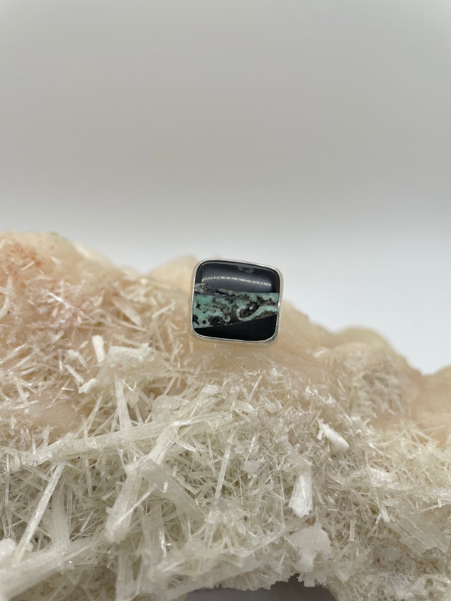 Black buffalo ring with snake patterned band size 6.75